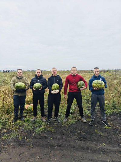 Смак літа і командного духу: студенти ВНАУ на кавуновому полі 🍉
