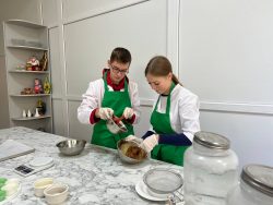 Майстер-клас для учнів 9 -х класів з приготування шоколадного фондану з морозивом.