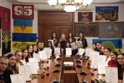 Наталя Заболотна від імені Вінницької обласної військової адміністрації привітала з Міжнародним Днем студента та вручила Почесні грамоти кращим студентам області.