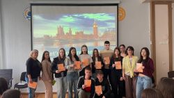 Студенти ТПФК ВНАУ успішно завершили курс англійської мови
